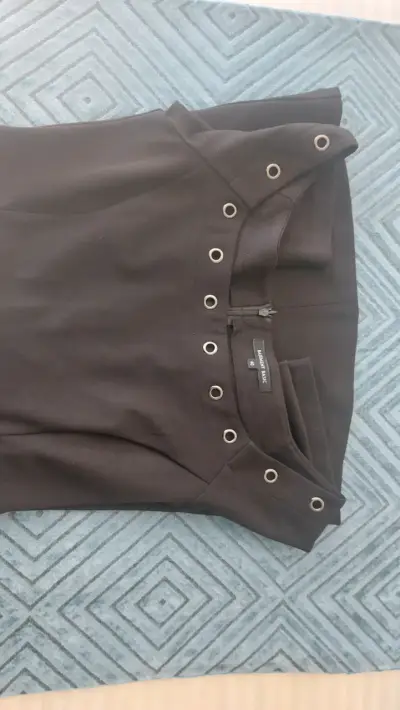 Vestido negro con ojales Basement talla 40 - miniatura 2