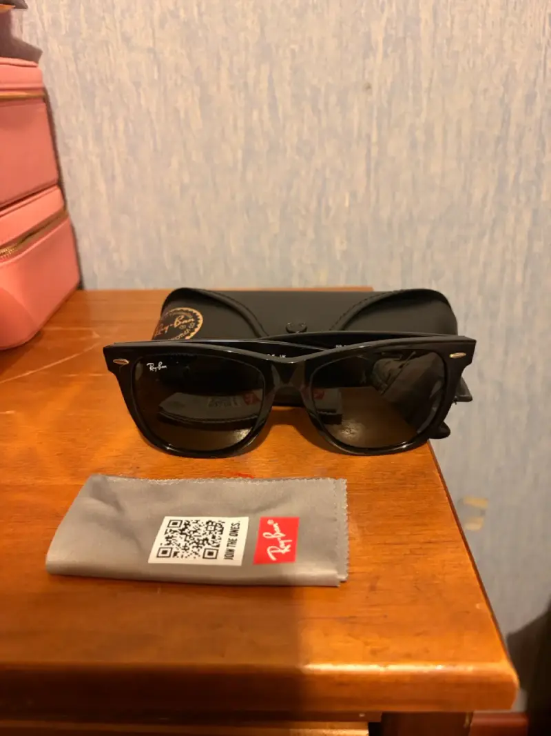 Gafas de sol Ray-Ban negras con estuche