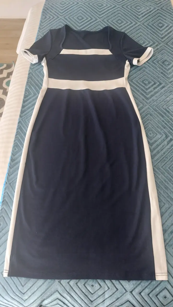 Vestido azul marino con detalles blancos - 1