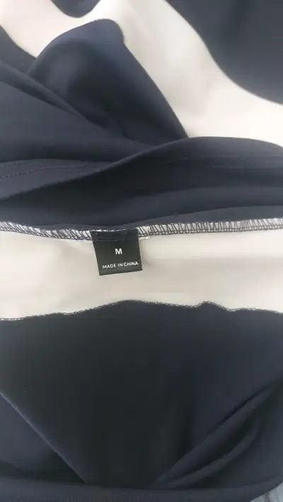 Vestido azul marino con detalles blancos - miniatura 2