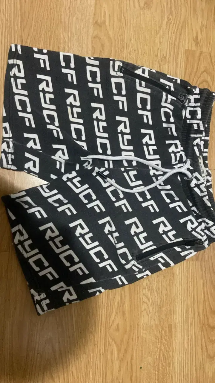 Shorts deportivos con diseño gráfico - 1