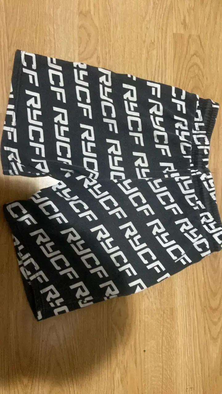 Shorts deportivos con diseño gráfico - 2