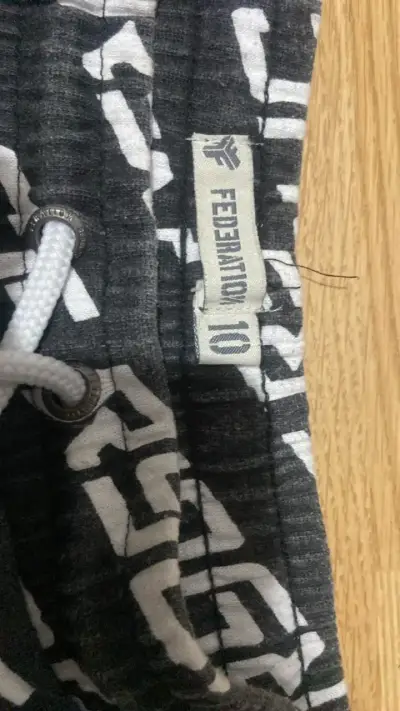 Shorts deportivos  con diseño gráfico - miniatura 3