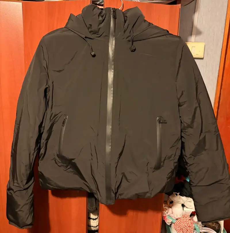 Chaqueta negra con capucha impermeable - 1