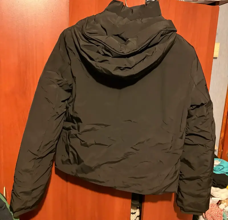 Chaqueta negra con capucha impermeable - 2