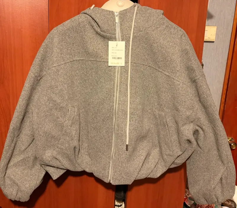 Chaqueta gris con capucha y cierre ZEBERU - 1