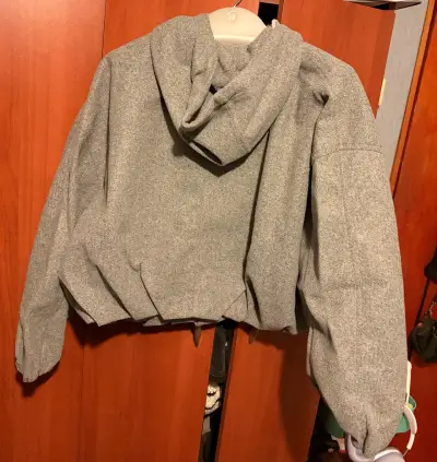 Chaqueta gris con capucha y cierre ZEBERU - miniatura 2