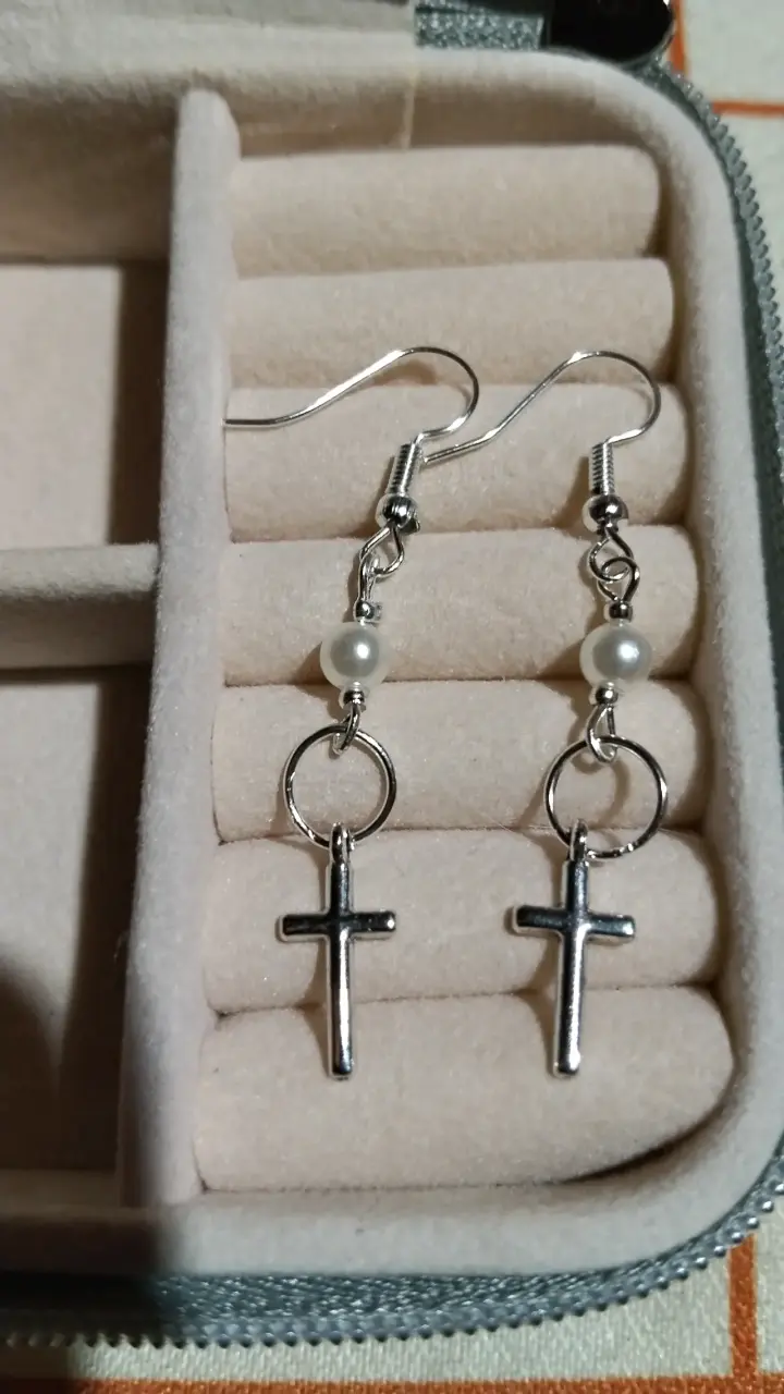 Aros colgantes de cruz y perla
