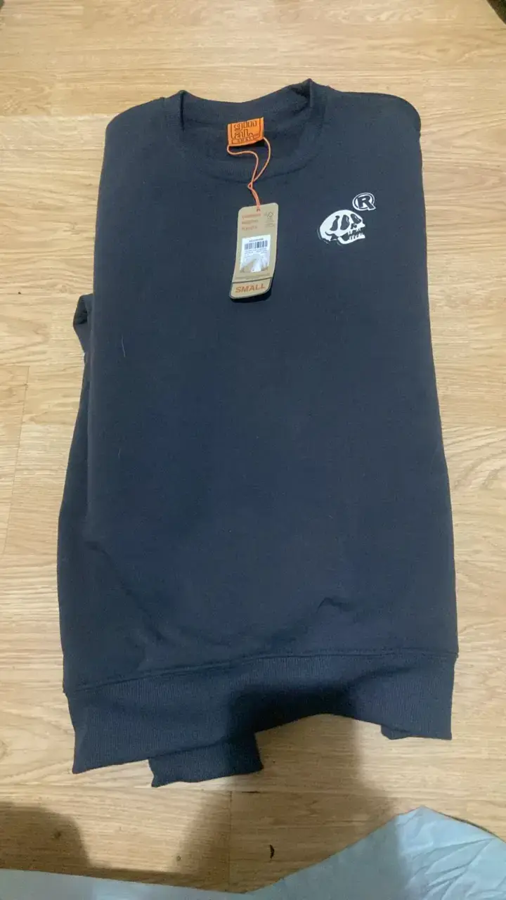 Polerón negro unisex con diseño de calavera - 1