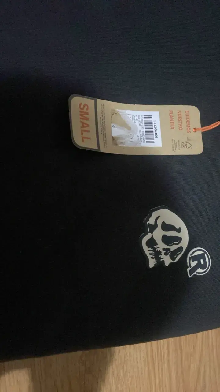 Polerón negro unisex con diseño de calavera - 2