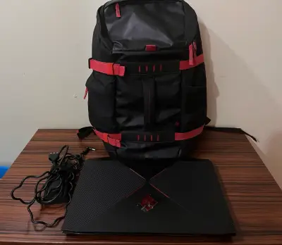 Laptop HP Omen con mochila y cargador - miniatura 1