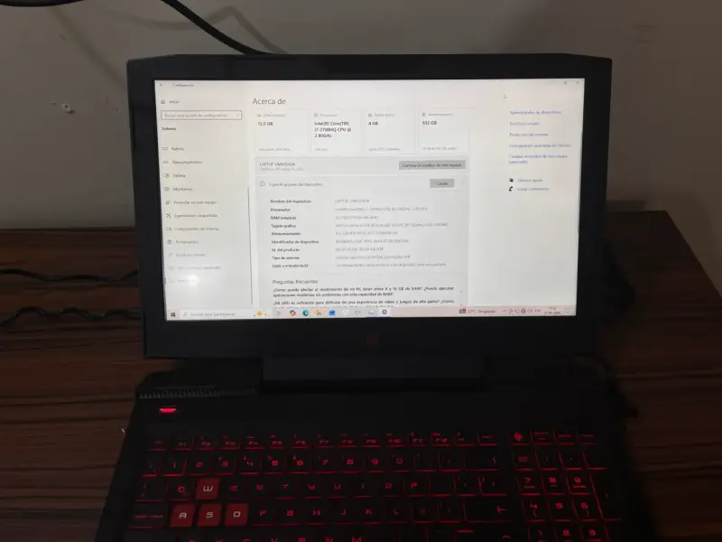 Laptop HP Omen con mochila y cargador - 2