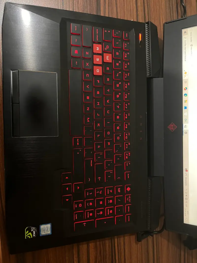 Laptop HP Omen con mochila y cargador - 3