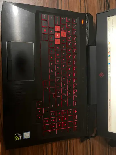 Laptop HP Omen con mochila y cargador - miniatura 3