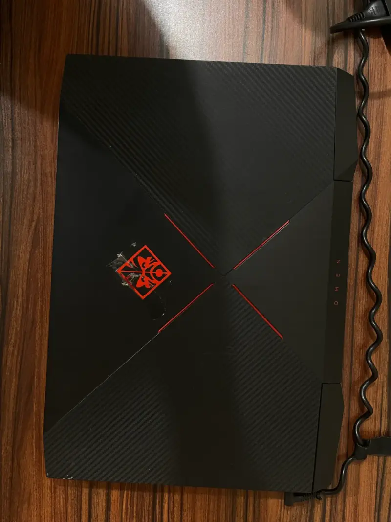 Laptop HP Omen con mochila y cargador - 4