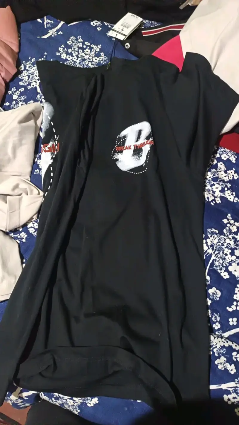 Polera casual negra con estampado gráfico - 1