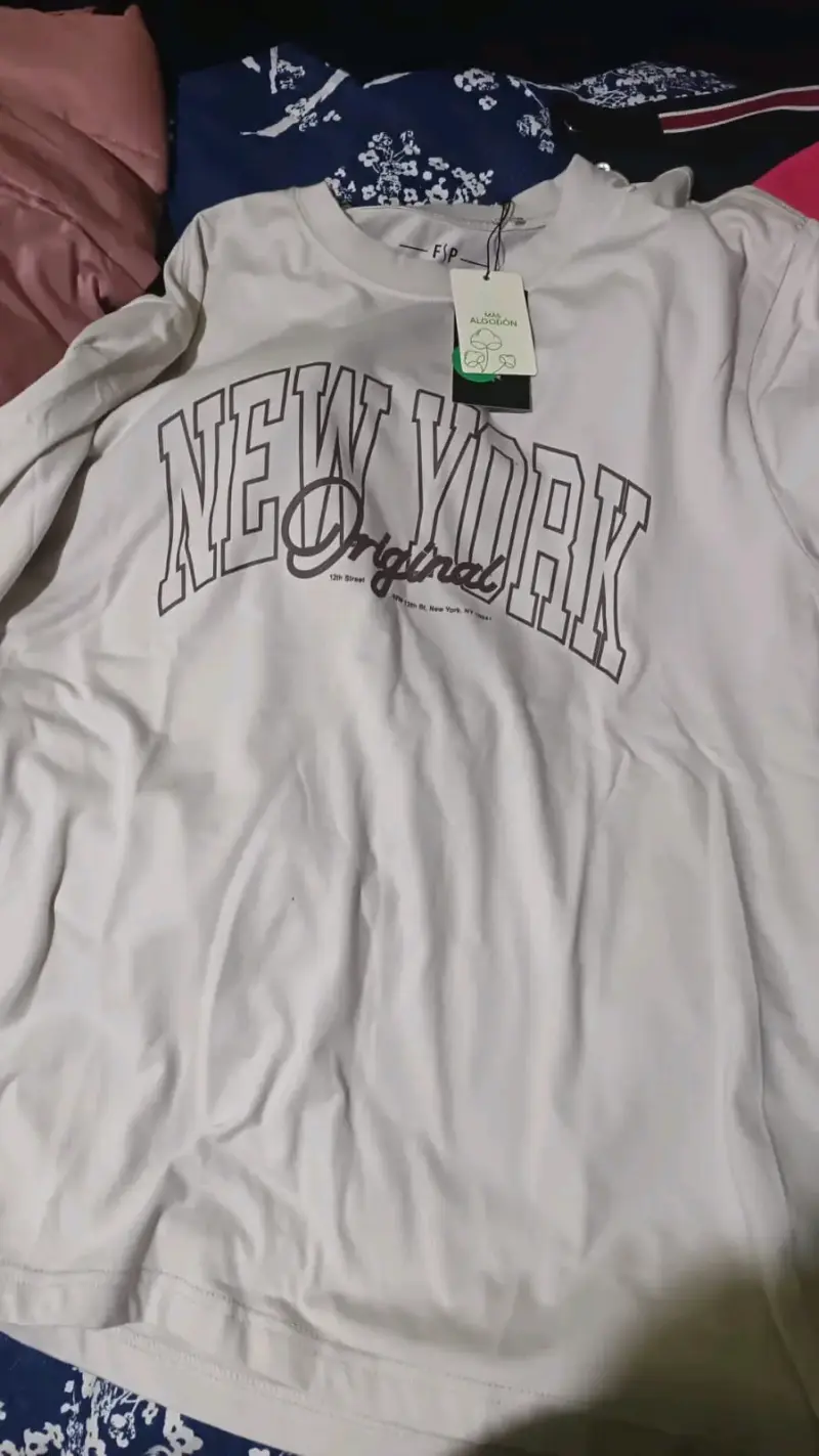 Polera casual negra con estampado gráfico - 4