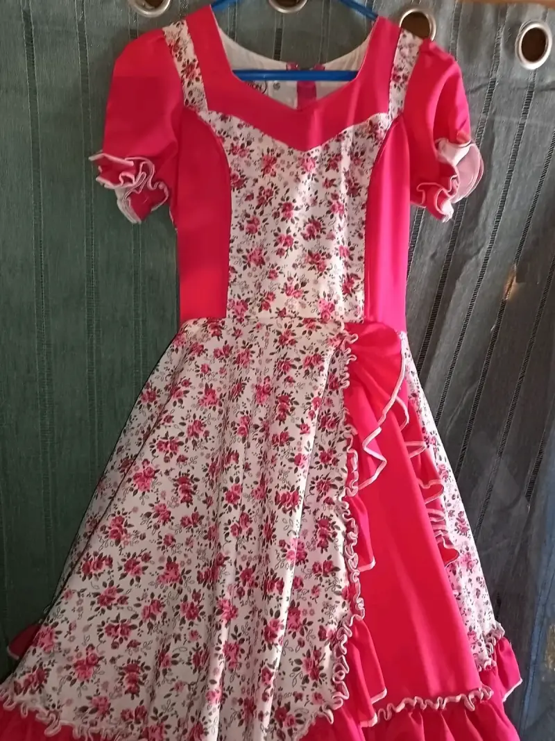 Vestido de huasa chilena con estampado floral