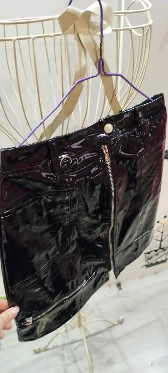 Falda negra de charol con cierre frontal - 2
