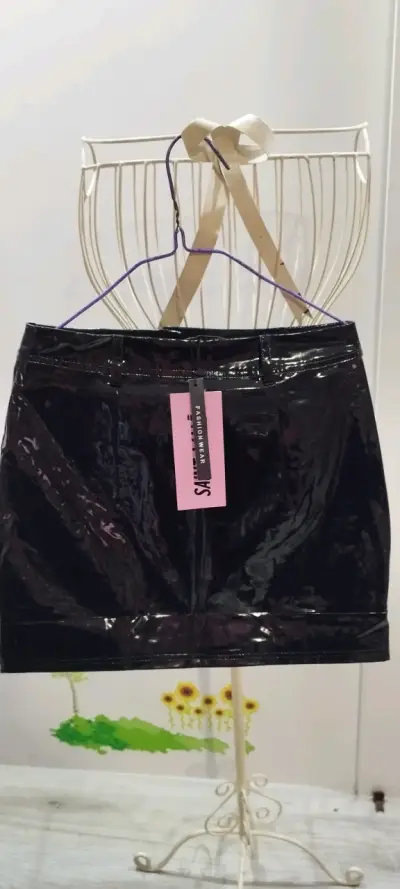 Falda negra de charol con cierre frontal - miniatura 3