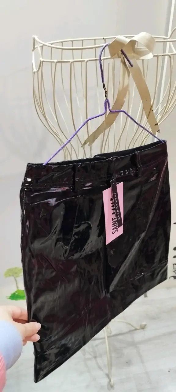 Falda negra de charol con cierre frontal - 4