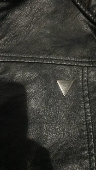 Chaqueta de cuero sintético negra Guess - miniatura 2