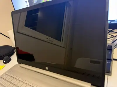 Laptop HP con pantalla grande - miniatura 1