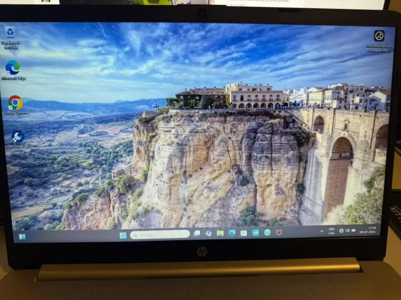 Laptop HP con pantalla grande - 2