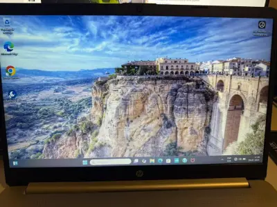 Laptop HP con pantalla grande - miniatura 2