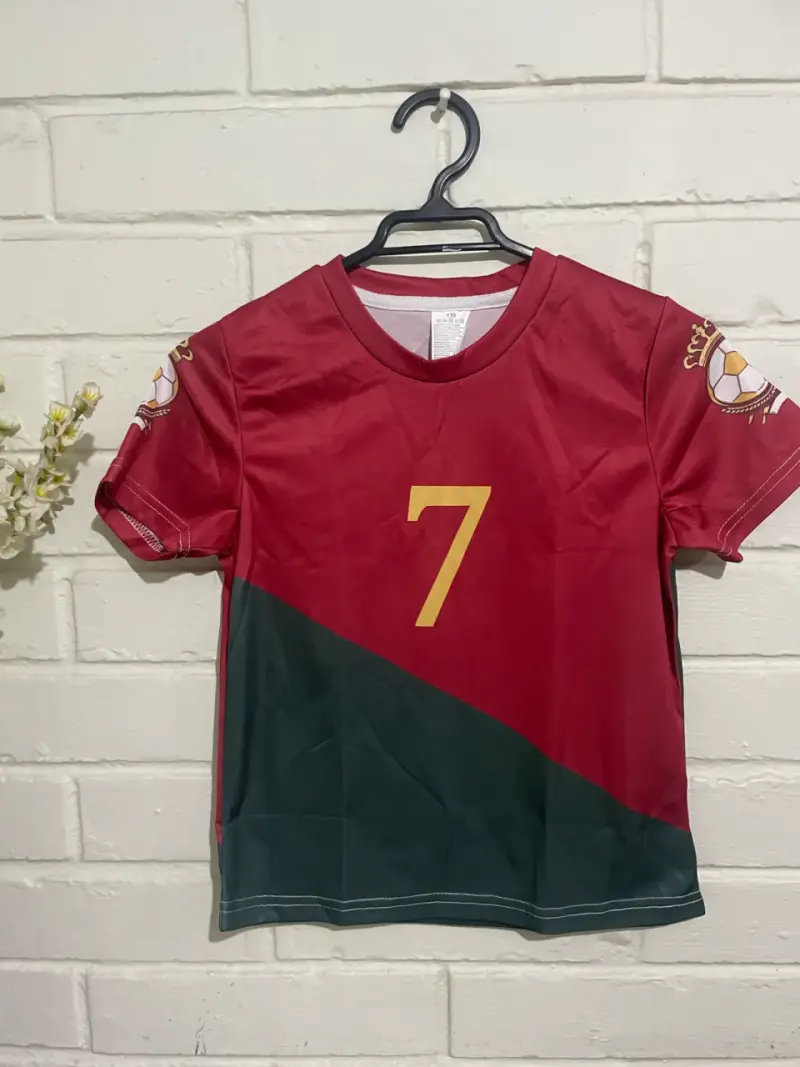 Camiseta deportiva infantil roja con número 7 - 1