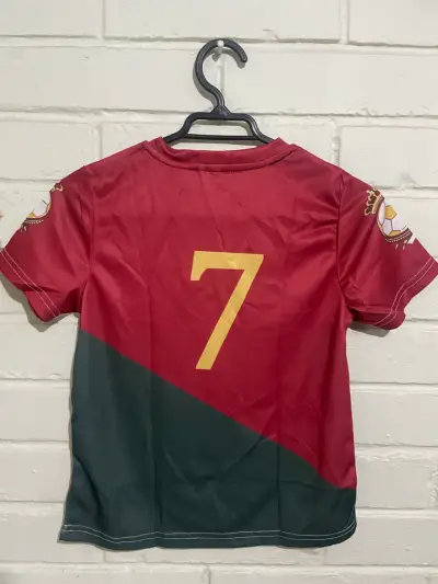 Camiseta deportiva infantil roja con número 7 - miniatura 2