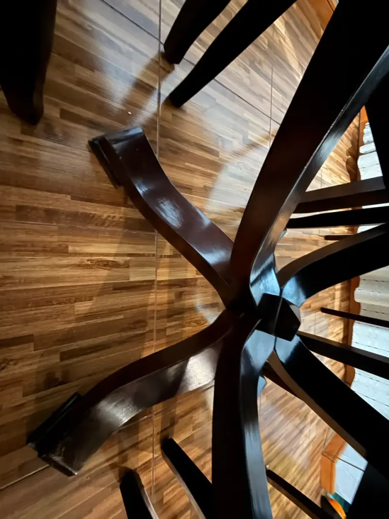 Juego de comedor redondo de madera con 6 sillas - 2