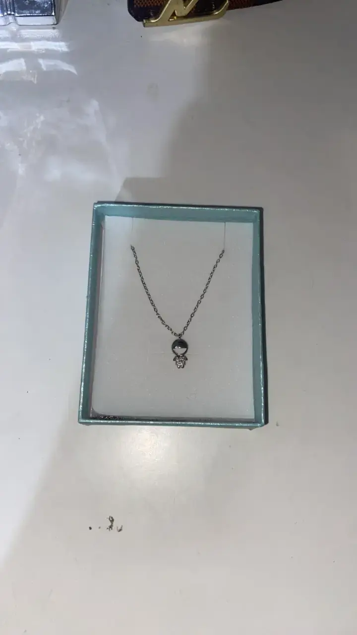 Collar de plata con dije de niño - 1
