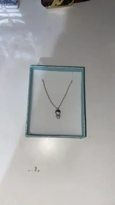 Collar de plata con dije de niño - miniatura 1