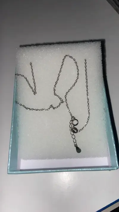 Collar de plata con dije de niño - miniatura 2