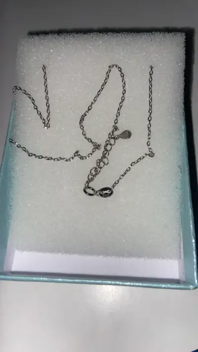 Collar de plata con dije de niño - miniatura 3