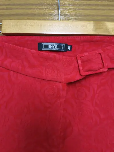Pantalones rojos con diseño floral BNY's - miniatura 2