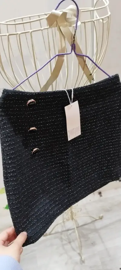 Falda corta negra - miniatura 2