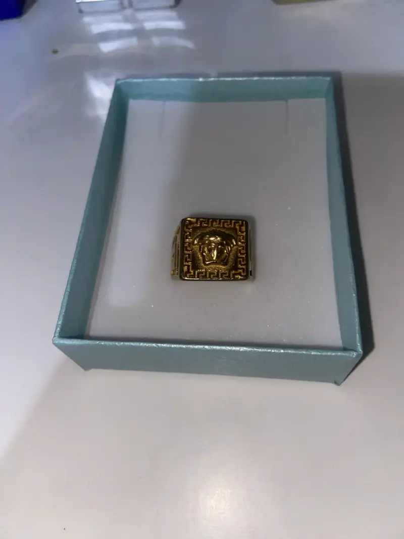 Anillo dorado con diseño de cabeza de medusa - 1