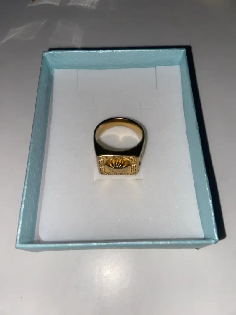 Anillo dorado con diseño de cabeza de medusa - 2