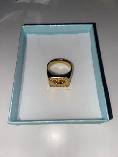 Anillo dorado con diseño de cabeza de medusa - miniatura 2