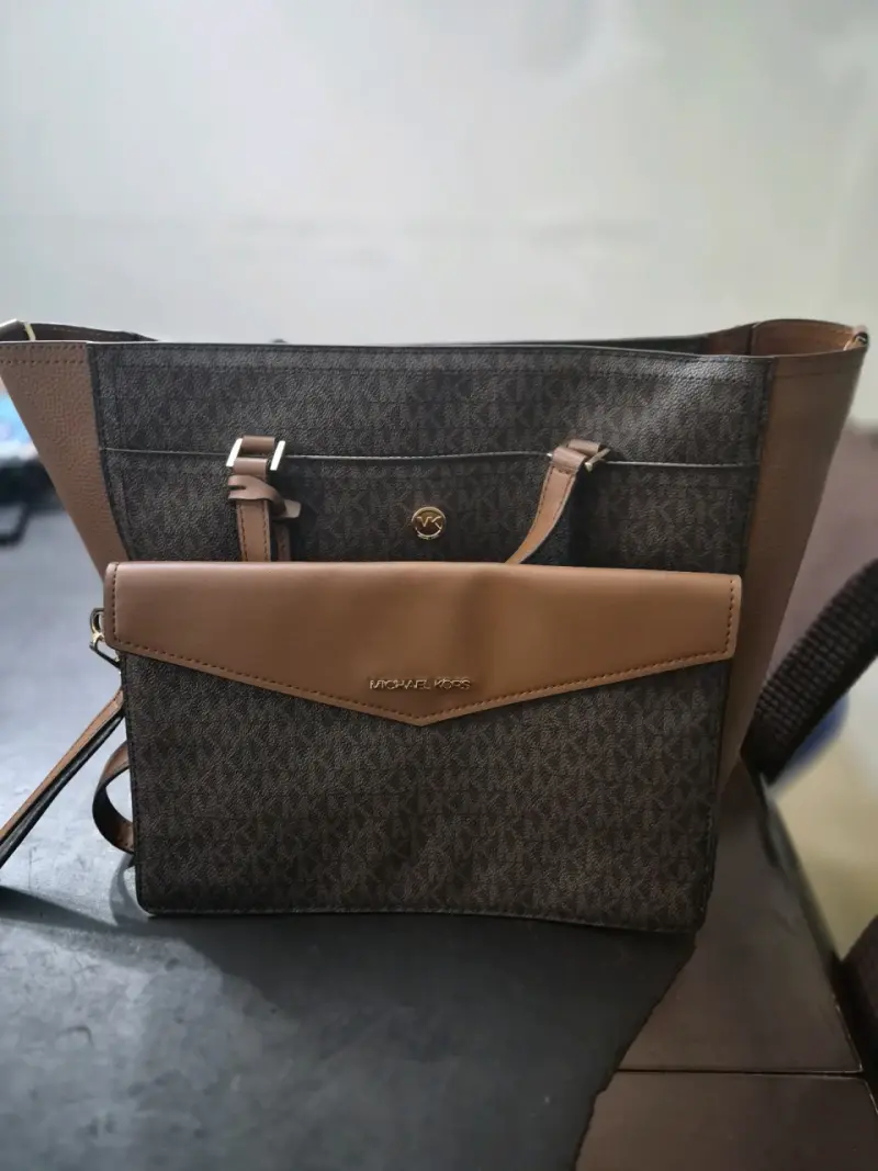 Set bolso+cartera de mano Michael Kors marrón . - 1