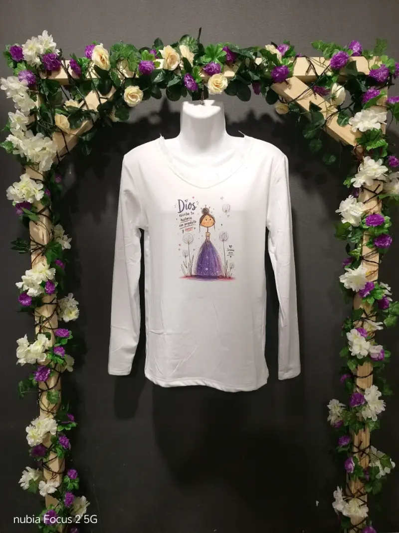 Polera Blanca con Diseño de Niña y Mensaje Inspirador - 1