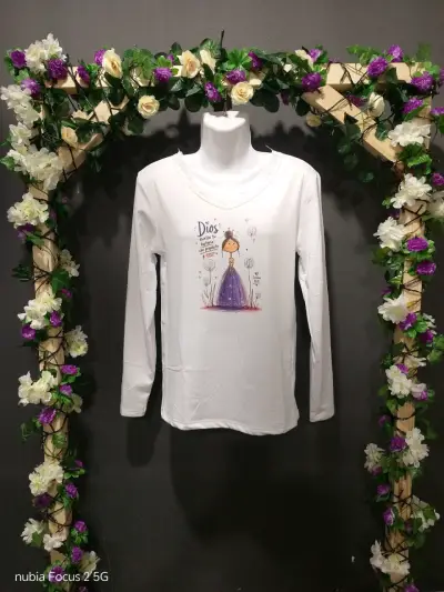 Polera Blanca con Diseño de Niña y Mensaje Inspirador - miniatura 1