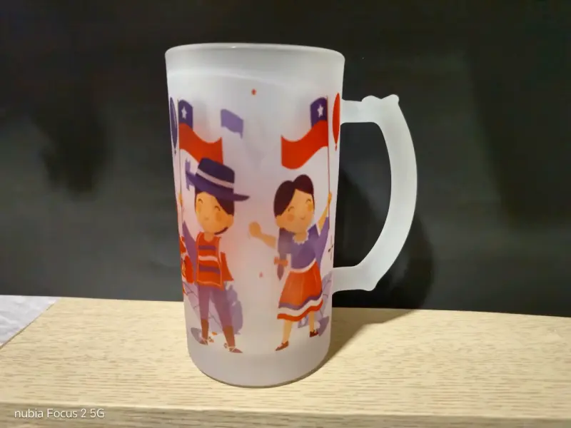 Polera Blanca con Diseño de Niña y Mensaje Inspirador - 3