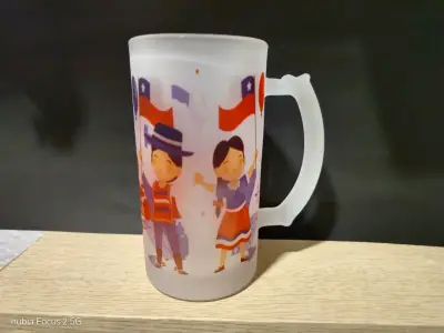 Polera Blanca con Diseño de Niña y Mensaje Inspirador - miniatura 3