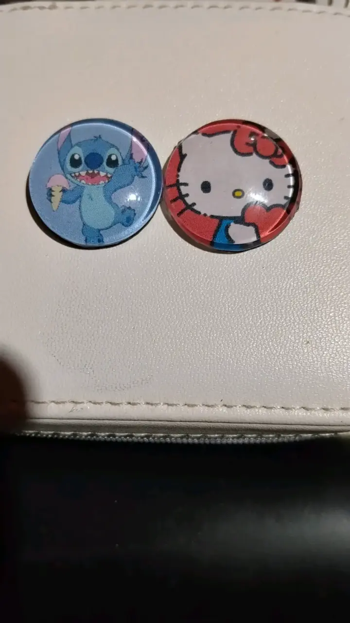 Chapas decorativas Stitch y Hello Kitty