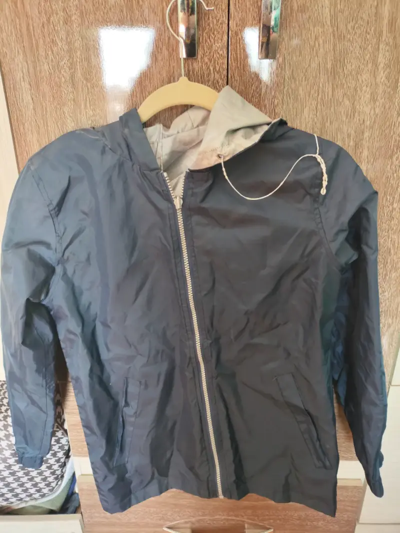 Chaqueta impermeable azul con capucha