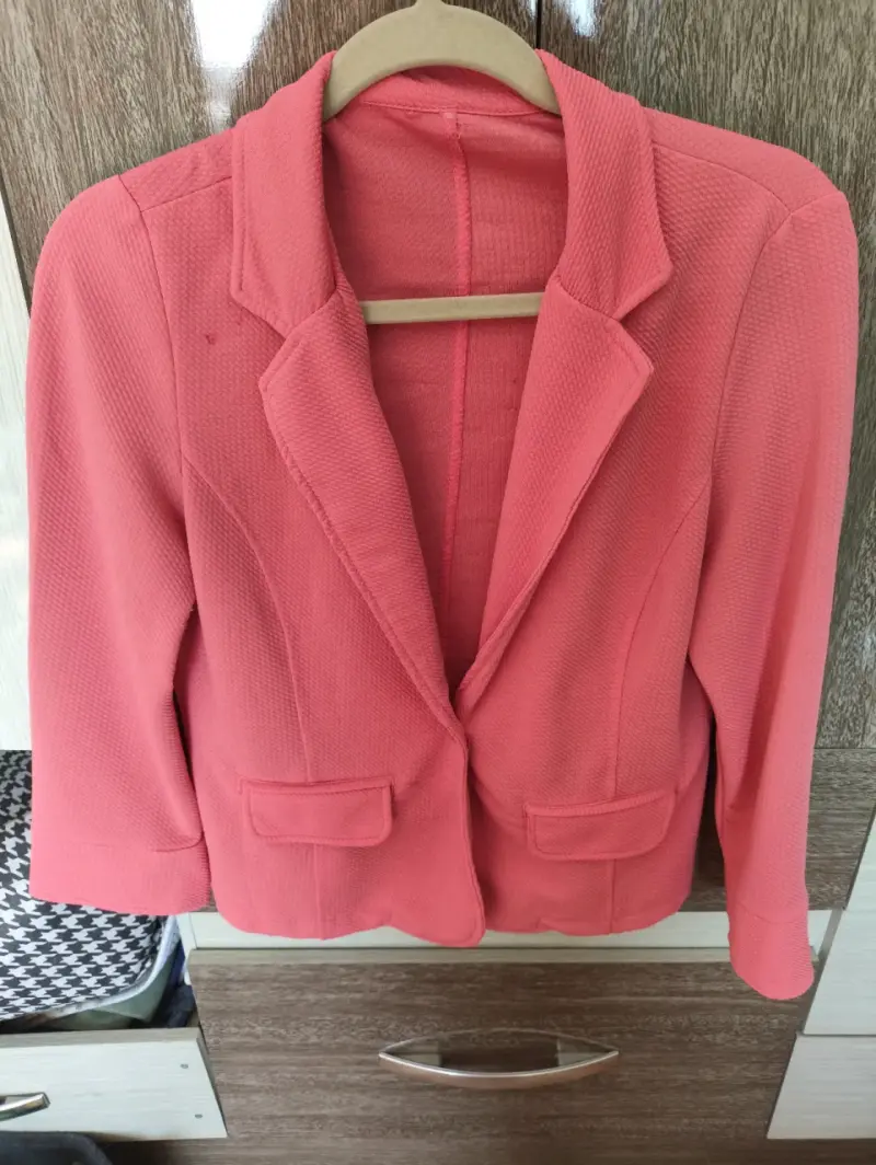 Blazer coral para mujer en buen estado