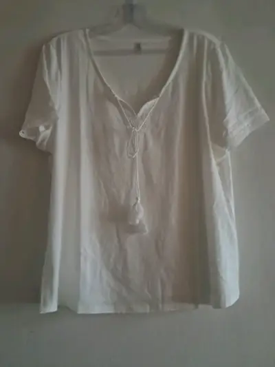 Blusa blanca con detalle de encaje - miniatura 1